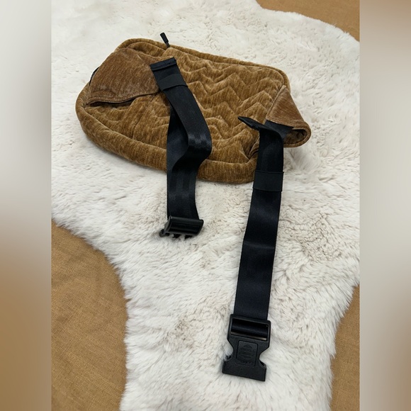 BNWT TushBaby The Pack in Sable Velvet - Picture 10 of 11